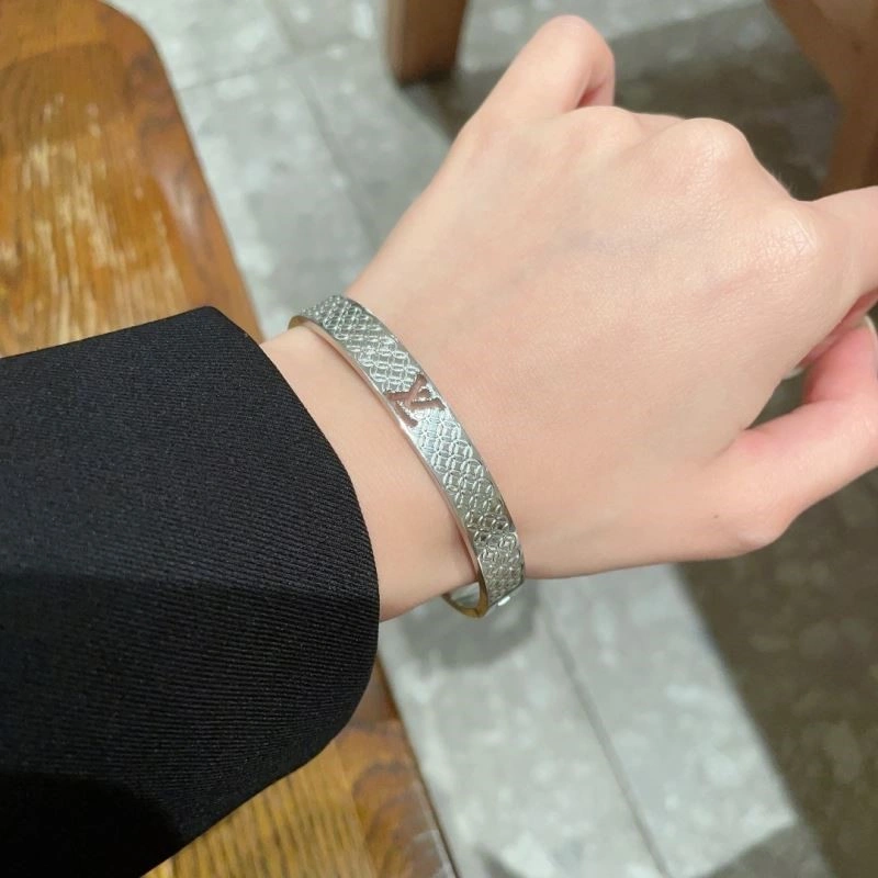 Fashionable Louis Vuitton Bracelets 249121