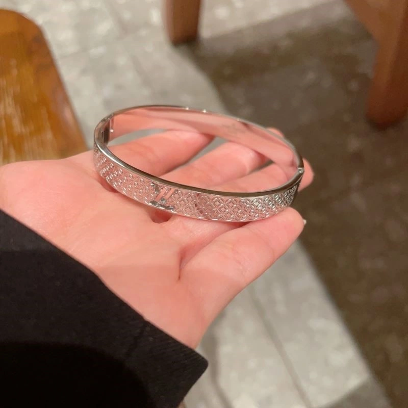 Fashionable Louis Vuitton Bracelets 249121