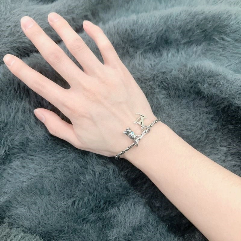 TechFriendly Louis Vuitton Bracelets 249135
