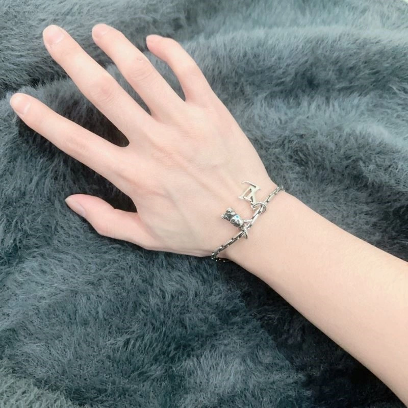 TechFriendly Louis Vuitton Bracelets 249135