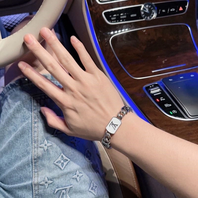 Refined Louis Vuitton Bracelets 248796
