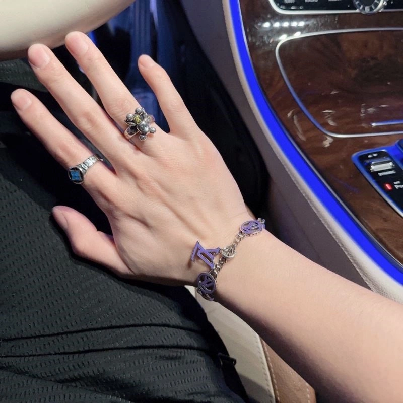 SmartChoice Louis Vuitton Bracelets 248739