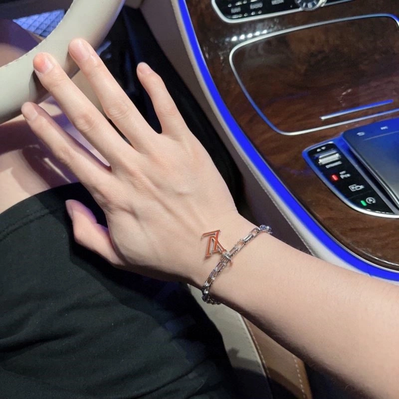 Lightweight Louis Vuitton Bracelets 248734