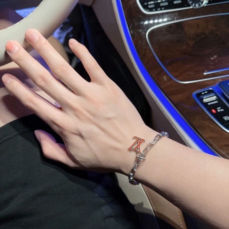 Lightweight Louis Vuitton Bracelets 248734