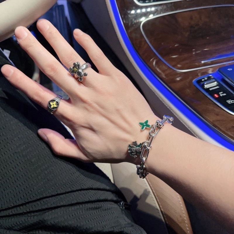 Cozy Louis Vuitton Bracelets 248740