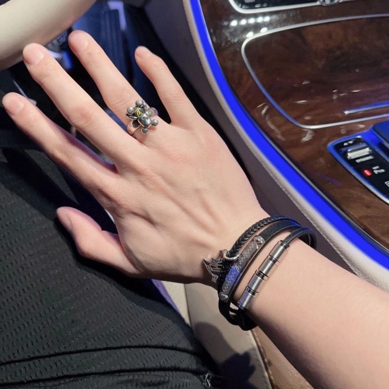 Neat Louis Vuitton Bracelets 248752
