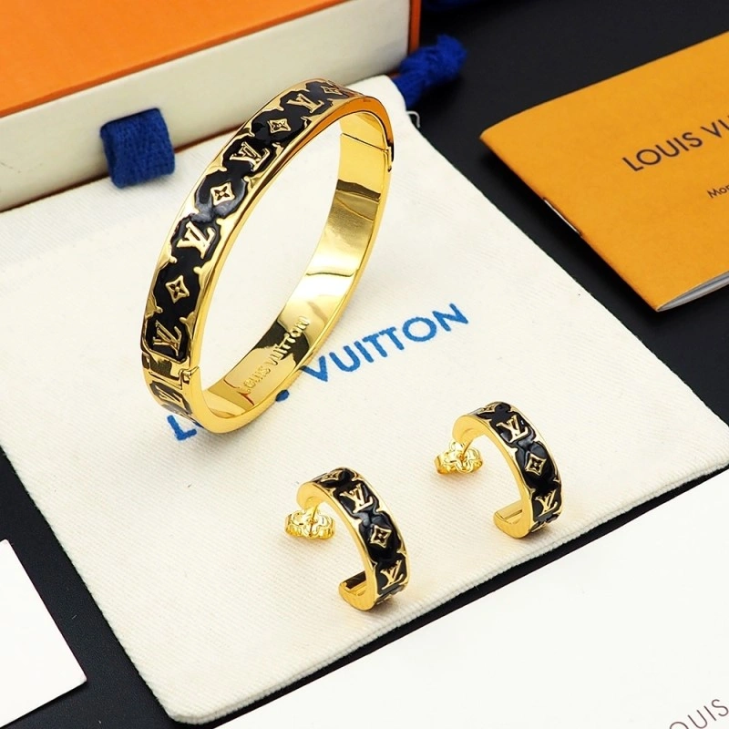 UrbanChic Louis Vuitton Bracelets 248733
