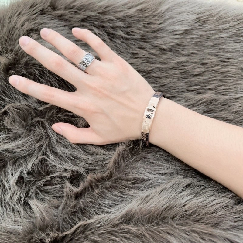 Louis Vuitton Bracelets Bright 248704