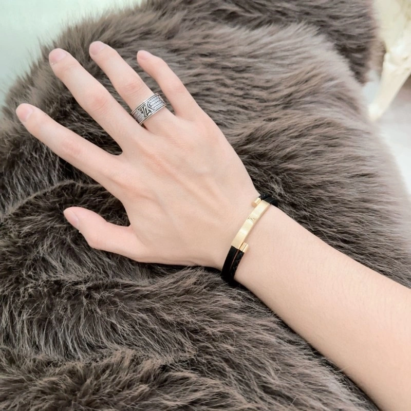 Trendy Louis Vuitton Bracelets 248700