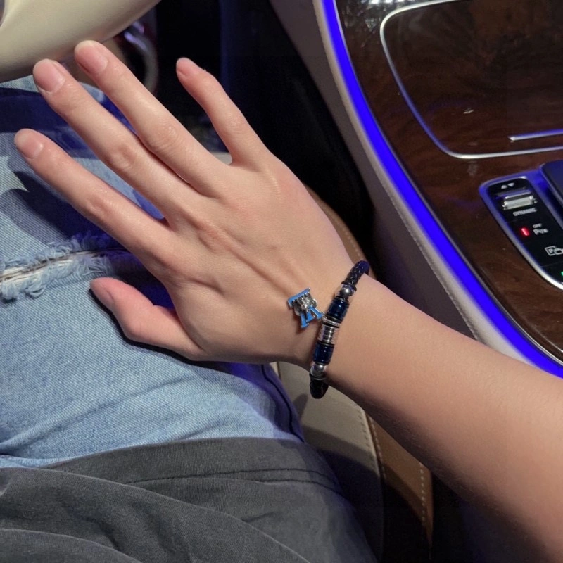 RelaxedFit Louis Vuitton Bracelets 248674