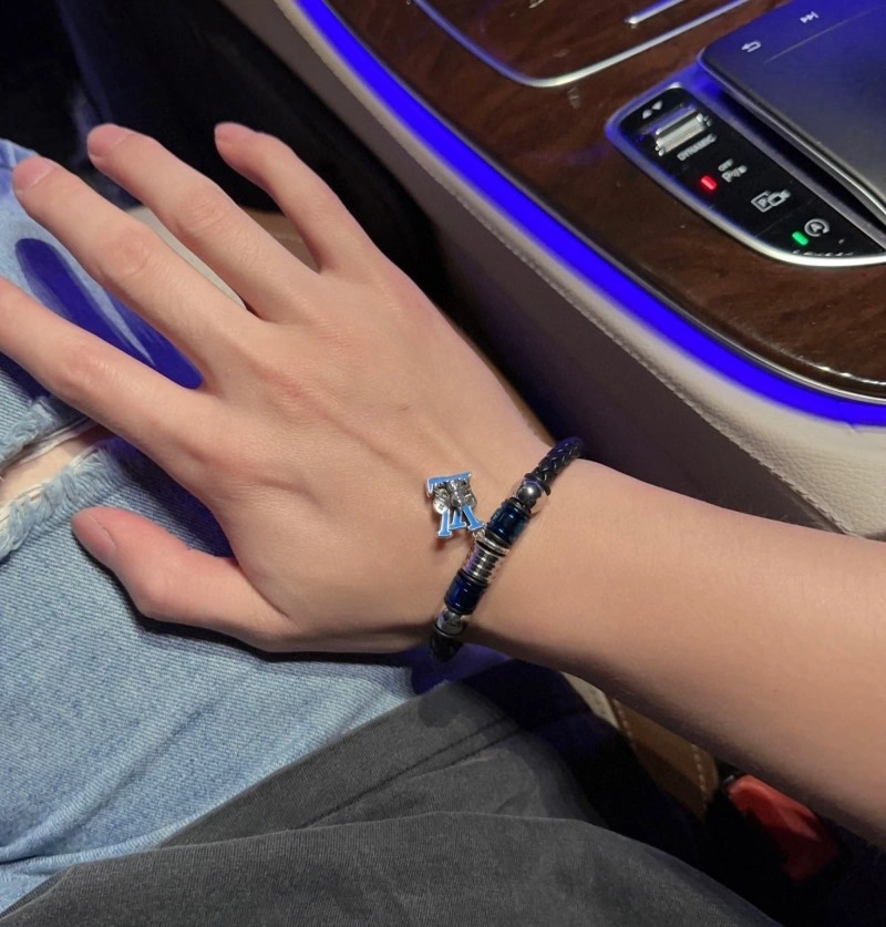 RelaxedFit Louis Vuitton Bracelets 248674