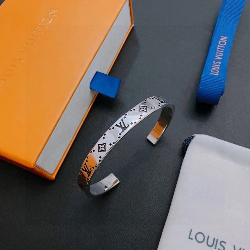 Premium Louis Vuitton Bracelets 248673