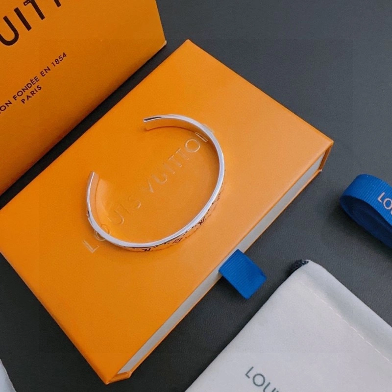 Premium Louis Vuitton Bracelets 248673