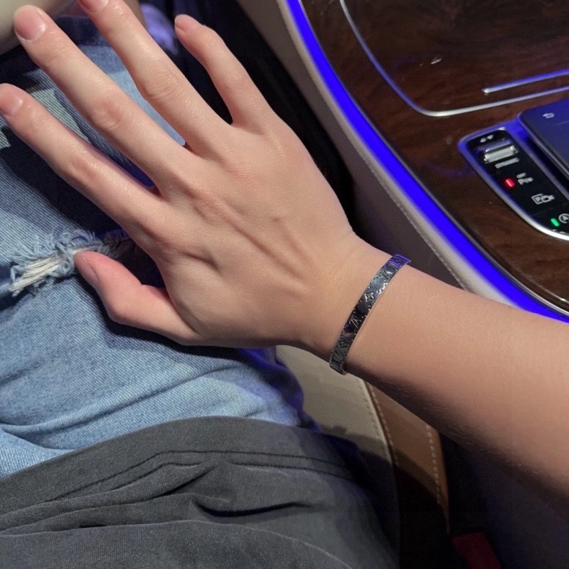 Premium Louis Vuitton Bracelets 248673