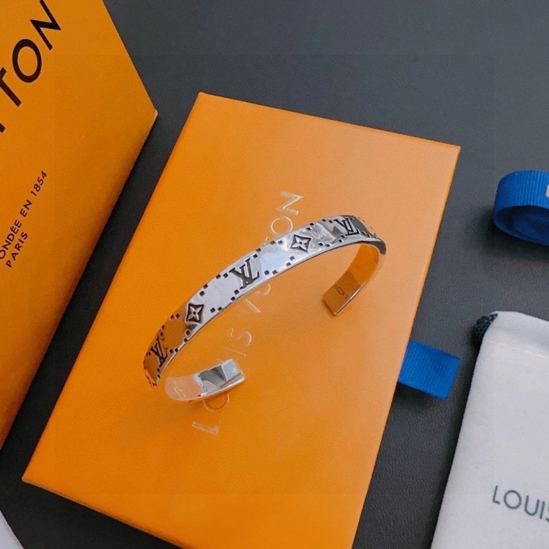 Premium Louis Vuitton Bracelets 248673