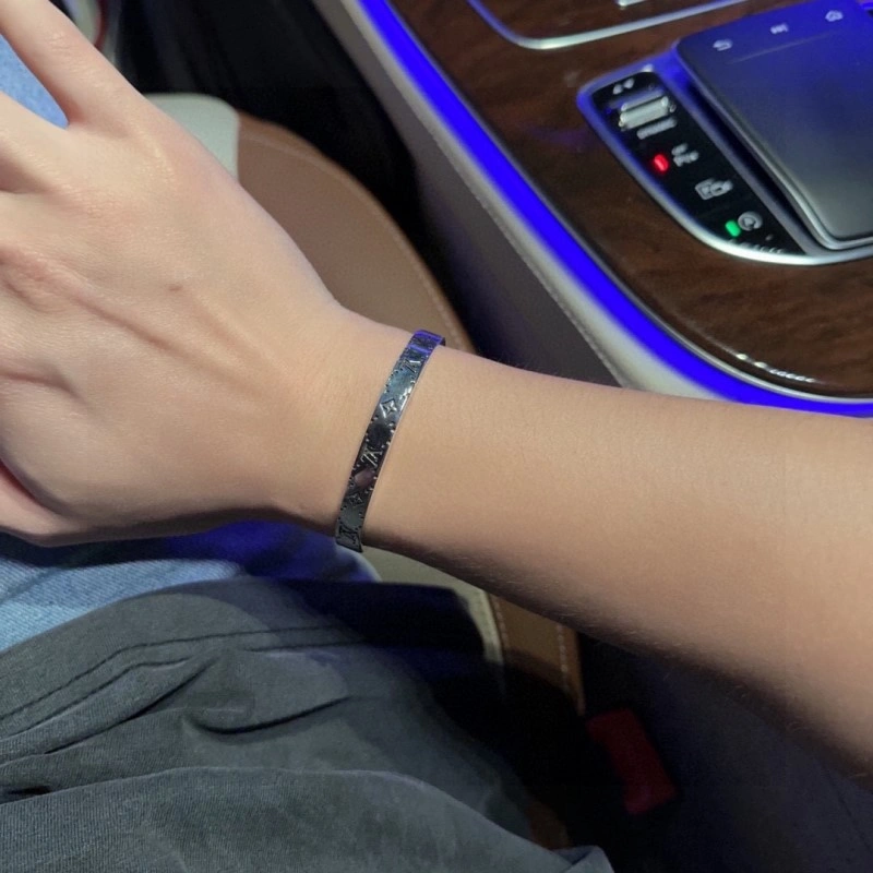 Premium Louis Vuitton Bracelets 248673