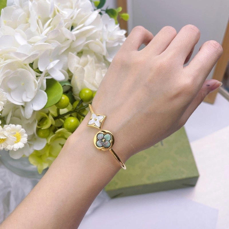 Stylish Louis Vuitton Bracelets 248343