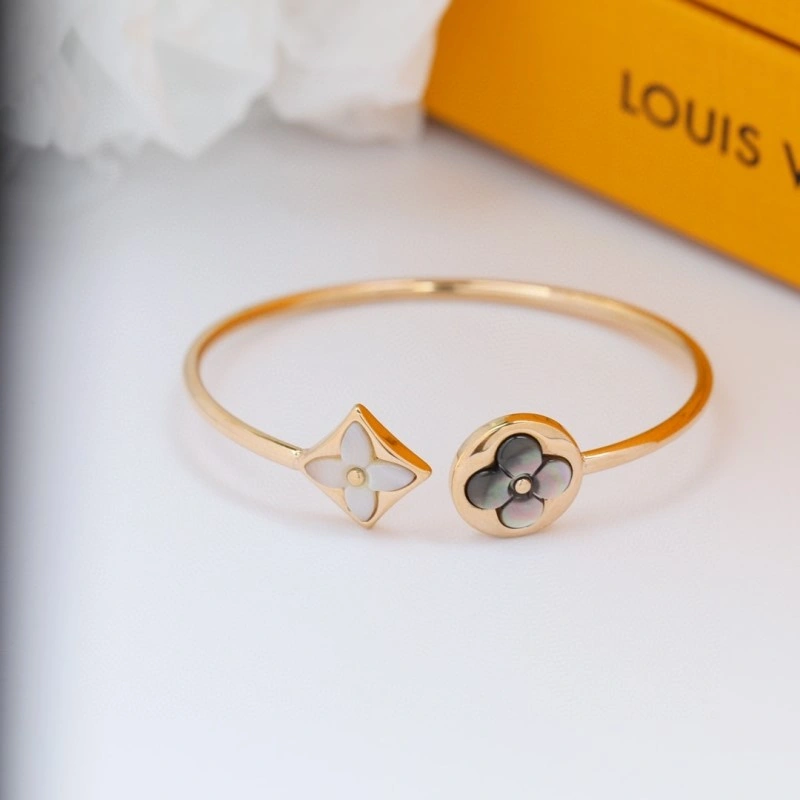 Stylish Louis Vuitton Bracelets 248343