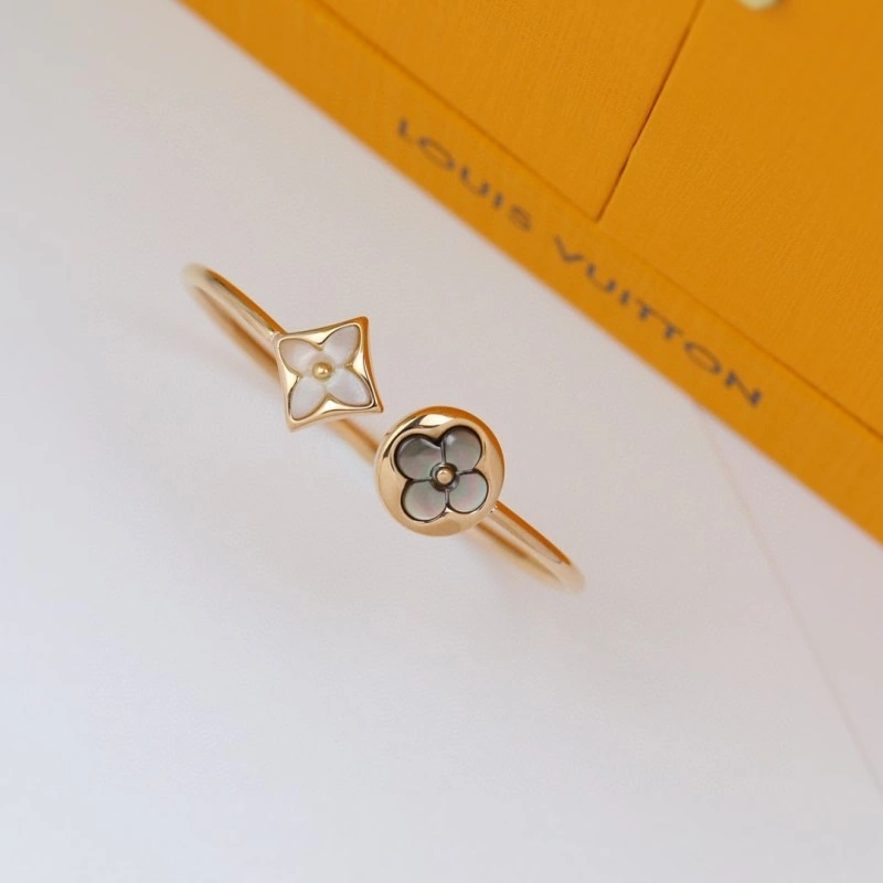 Stylish Louis Vuitton Bracelets 248343