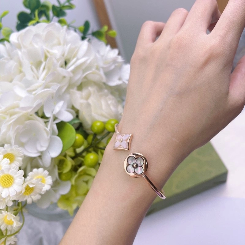 Stylish Louis Vuitton Bracelets 248343