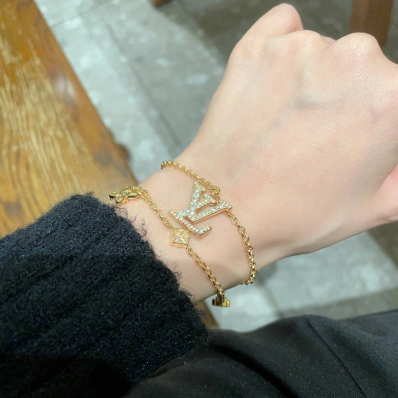 Sleek Louis Vuitton Bracelets 248328