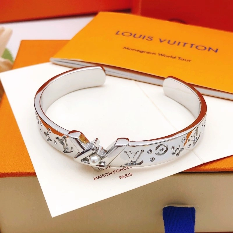Louis Vuitton Bracelets FashionForward 248302