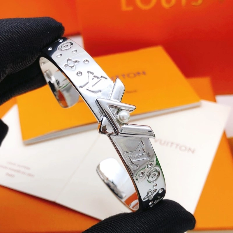 Louis Vuitton Bracelets FashionForward 248302