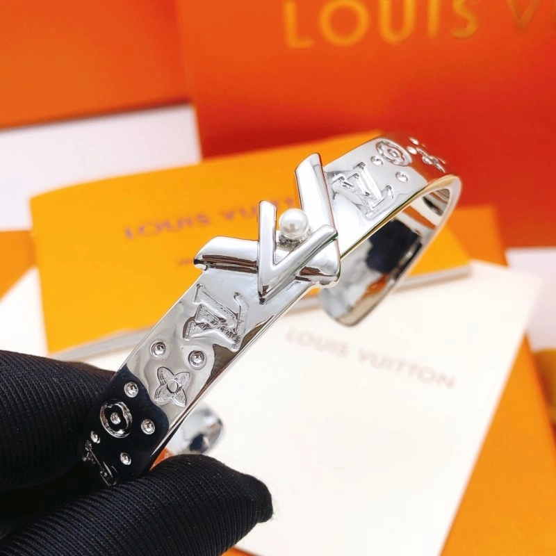 Louis Vuitton Bracelets FashionForward 248302