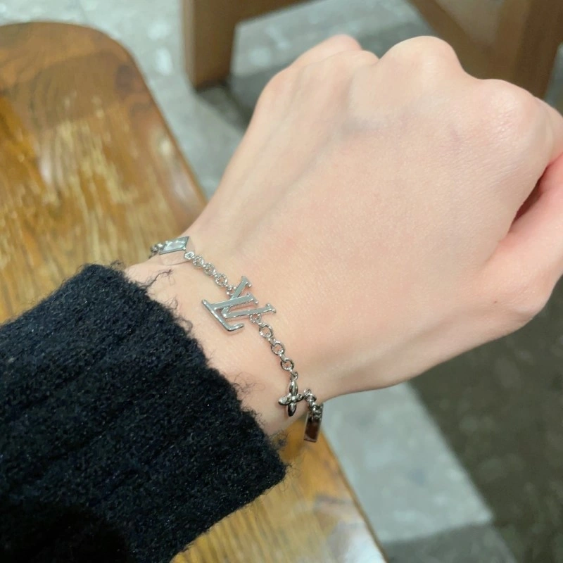 Louis Vuitton Bracelets Cozy 248291