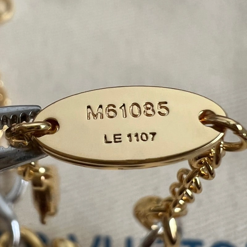 Resilient Louis Vuitton Bracelets 248235