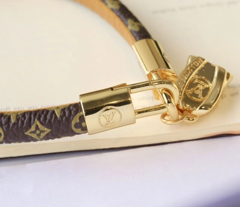 Lightweight Louis Vuitton Bracelets 256904