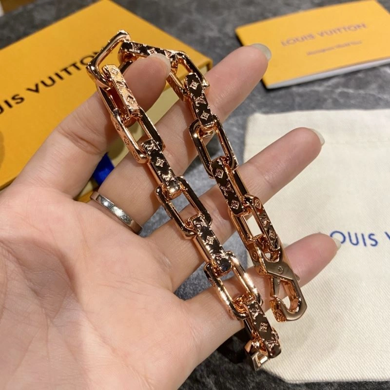 Elegant Louis Vuitton Bracelets 256857