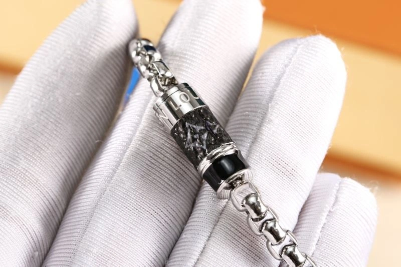 RelaxedFit Louis Vuitton Bracelets 256745