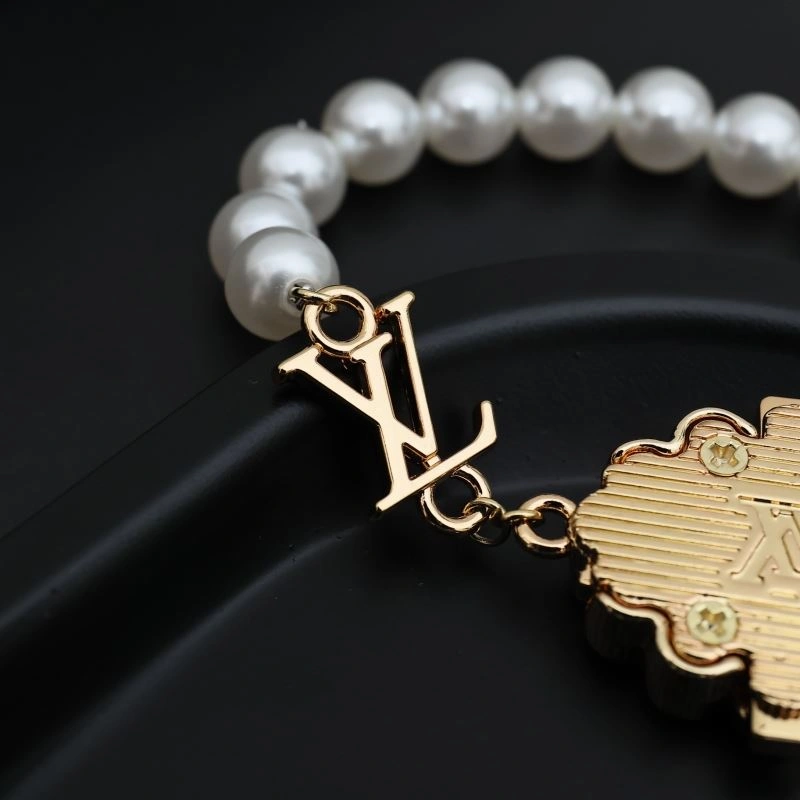 Minimalist Louis Vuitton Bracelets 256907