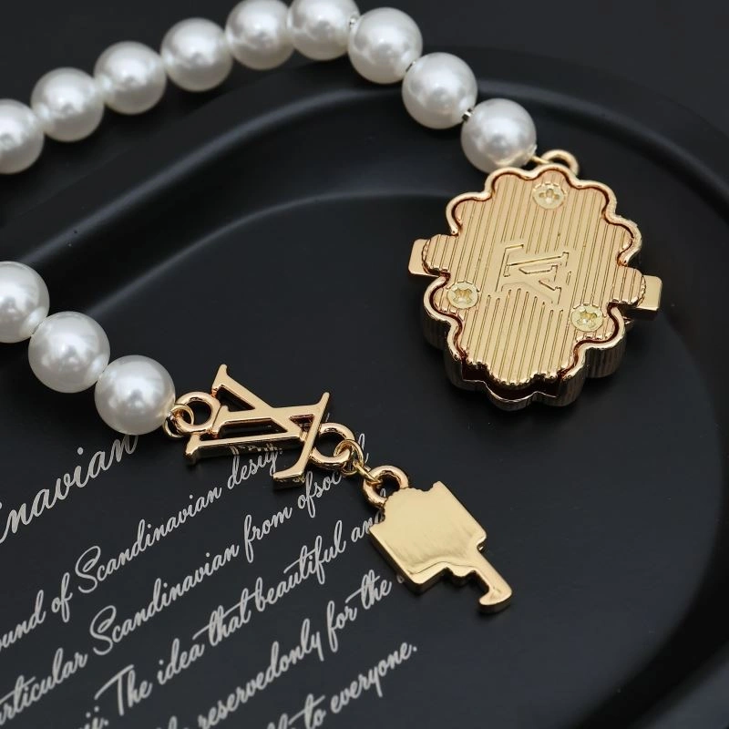 Minimalist Louis Vuitton Bracelets 256907