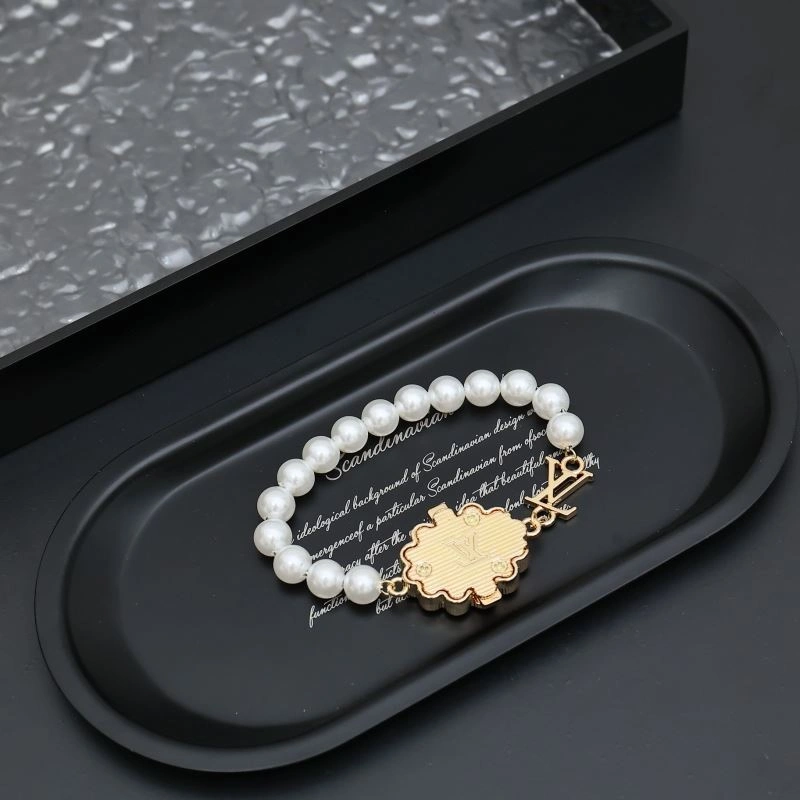 Minimalist Louis Vuitton Bracelets 256907