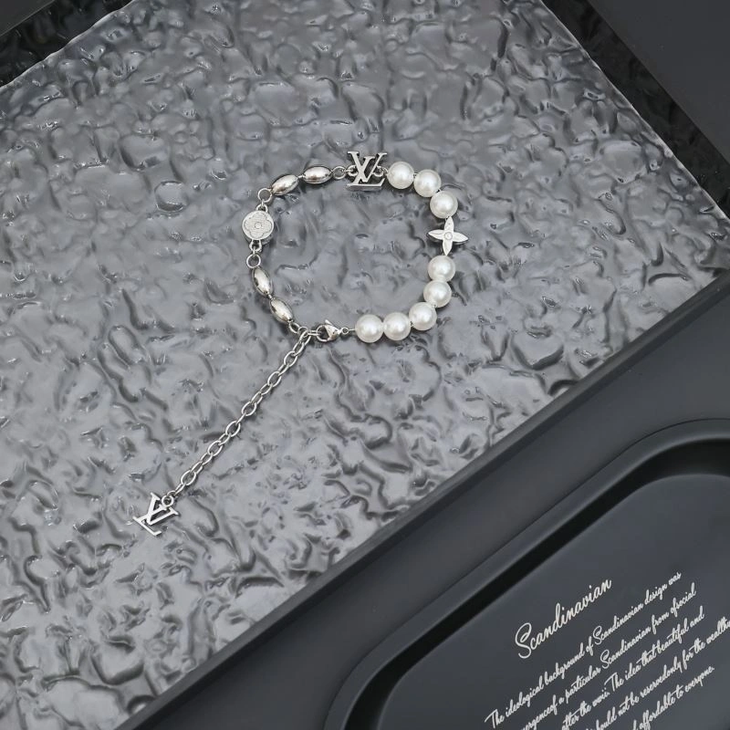 Louis Vuitton Bracelets Neat 256847