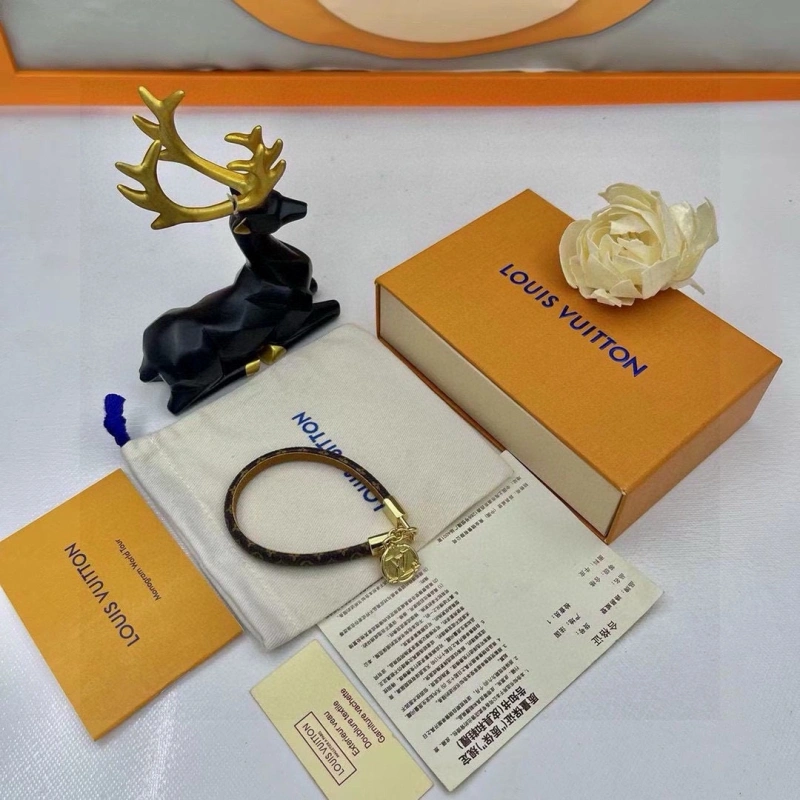 Minimalist Louis Vuitton Bracelets 256785