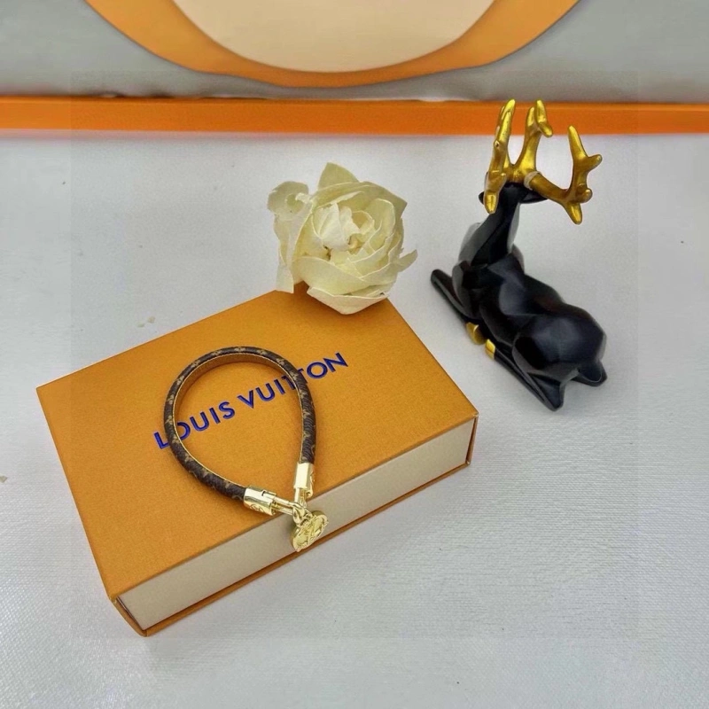 Minimalist Louis Vuitton Bracelets 256785