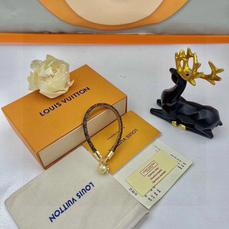 Breathable Louis Vuitton Bracelets 256803