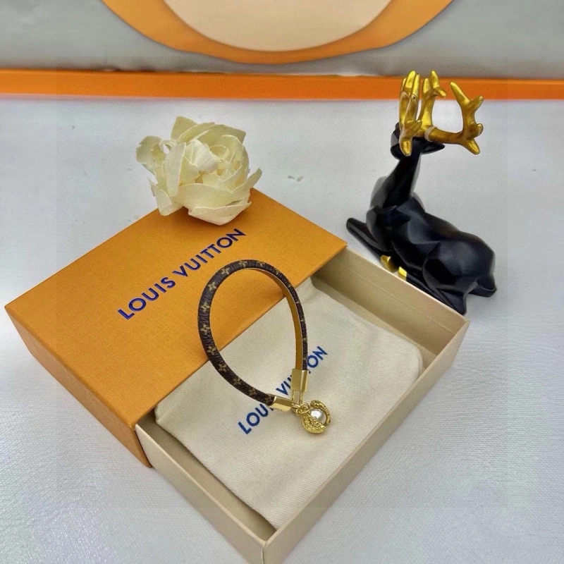 Breathable Louis Vuitton Bracelets 256803