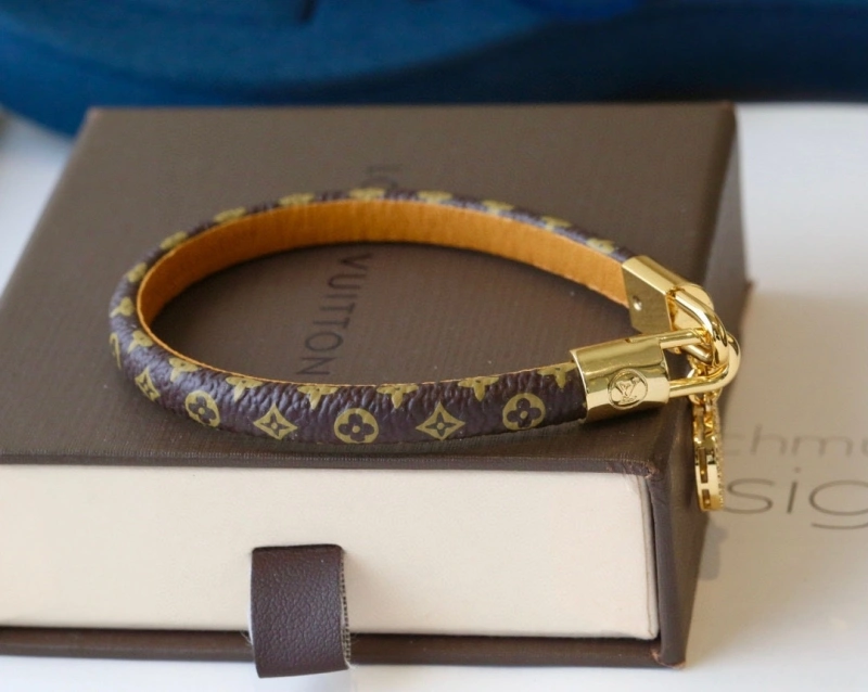UrbanChic Louis Vuitton Bracelets 256760