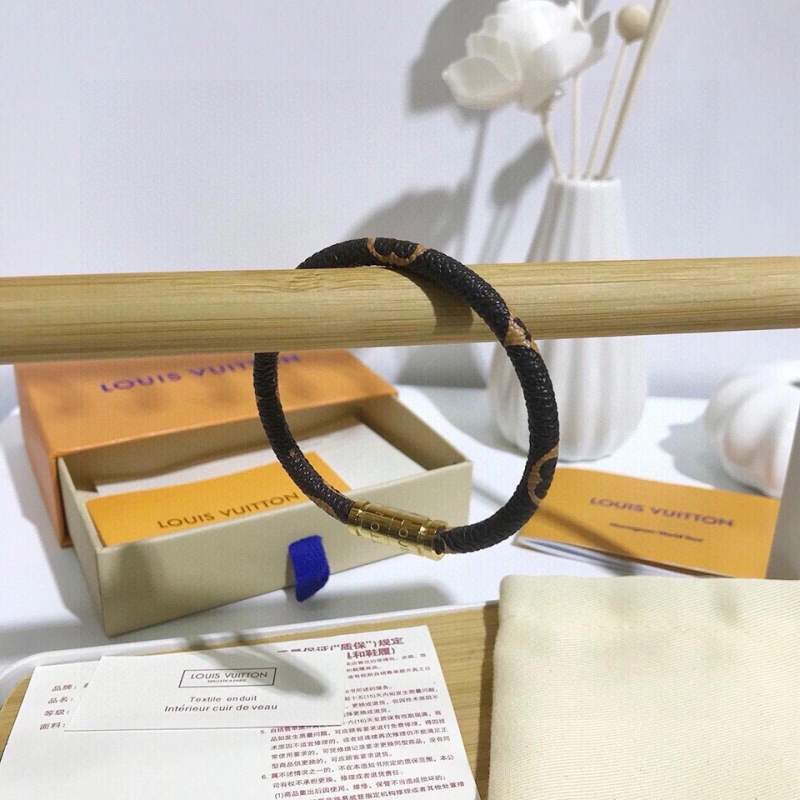Louis Vuitton Bracelets Neat 256750