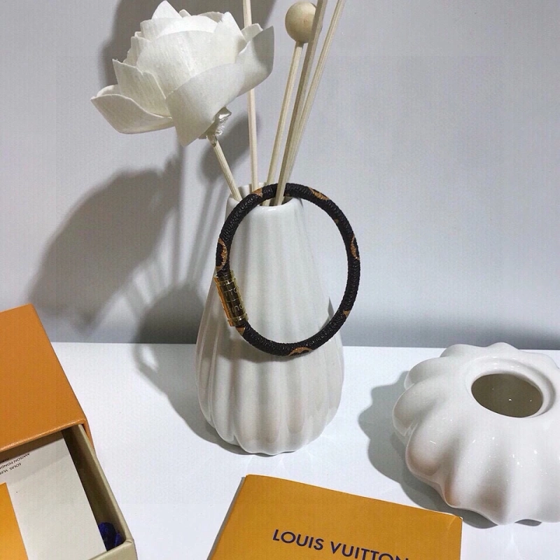 Louis Vuitton Bracelets Neat 256750
