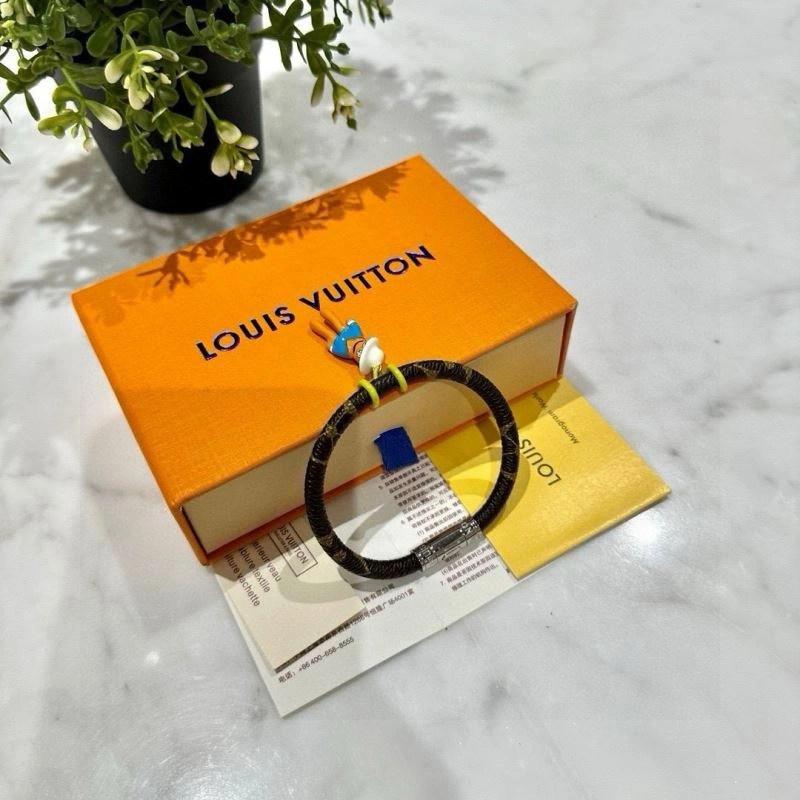 Louis Vuitton Bracelets FashionForward 256645