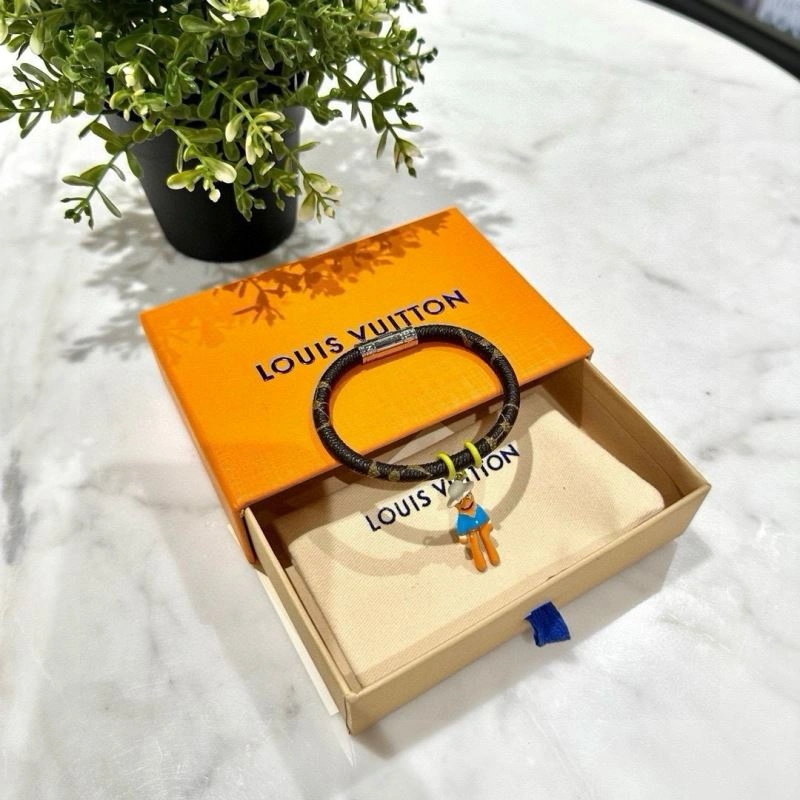 Louis Vuitton Bracelets FashionForward 256645