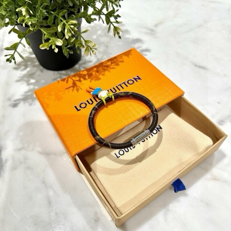 Louis Vuitton Bracelets FashionForward 256645