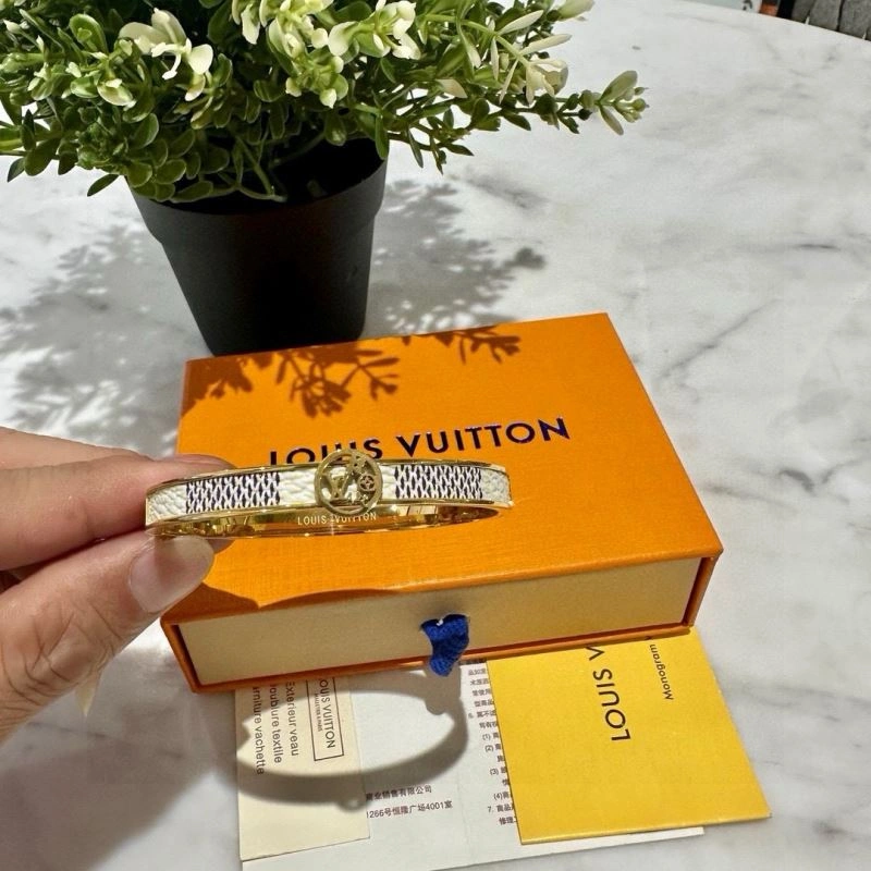 MultiPurpose Louis Vuitton Bracelets 256637