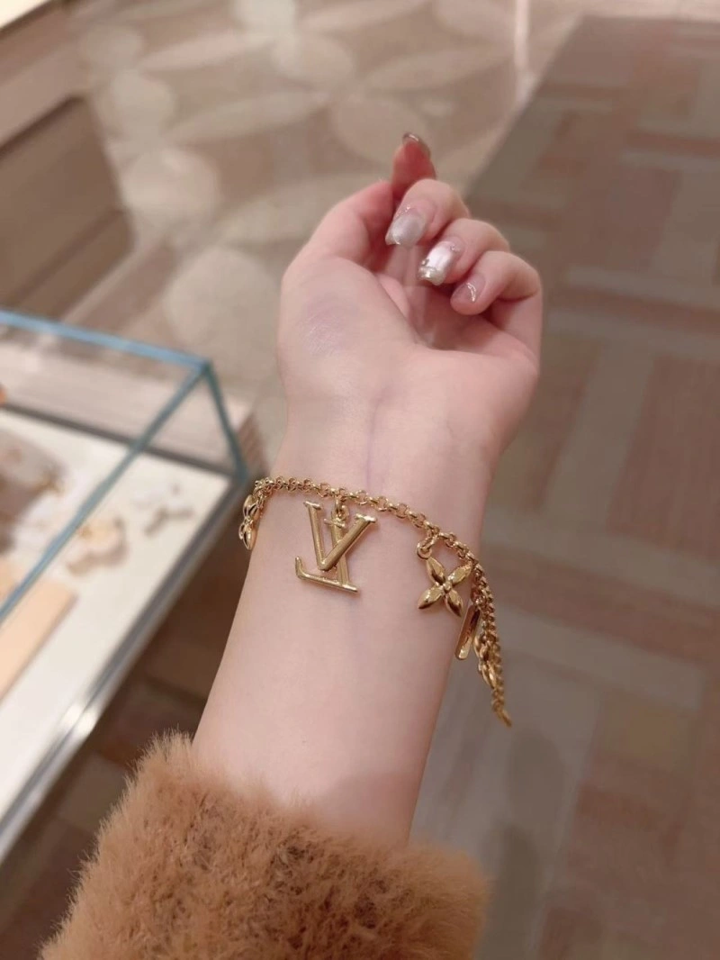 Supportive Louis Vuitton Brooches 248185