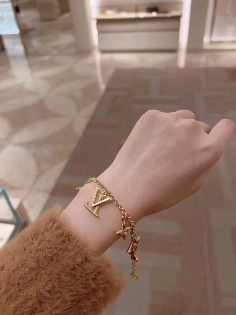 Supportive Louis Vuitton Brooches 248185
